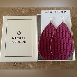 Fuchsia leather earrings with texture🩷